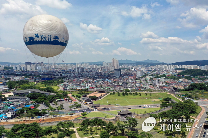 수원화성 창룡문에서 바라본 수원시 전경    사진/수원특례시청 제공