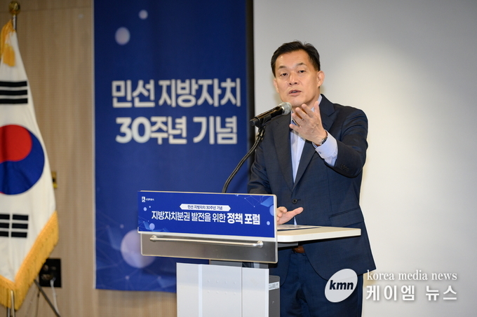 지난 9월 민선 지방자치 30주년 기념 지방자치분권 발전을 위한 정책 포럼에서 이재준 수원특례시장이 발표를 하고 있다.  사진/수원특례시청 제공