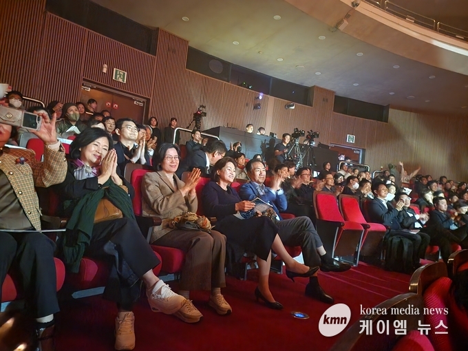 사진/정장선 평택시장(가운데)이 공연을 관람하고 있다.<사진/ 김영진 기자>