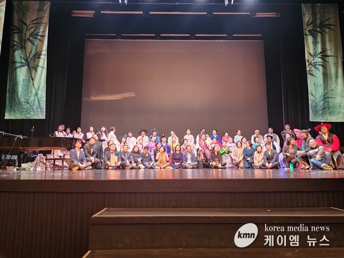 사진/푸른날개합창단이 공연을 마친뒤 정장선 평택시장과 기념촬영을 하고있다.<사진/김영진 기자>