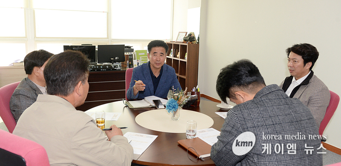  성길용 부의장이 마을버스 운수업체 대표들과 간담회를 열고 있다.    사진/오산시의회 제공