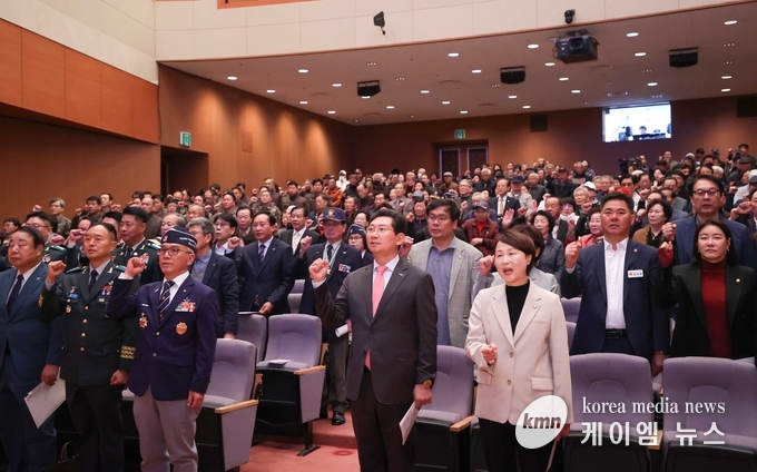 이상일 용인특례시장과 향군회원, 보훈·안보단체 회원 400여명이 참석 했다.     사진/용인특례시청 제공