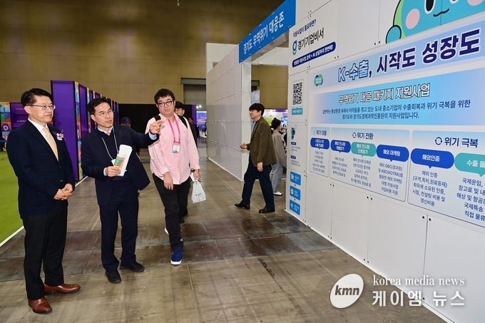 김대순 2부지사는 사흘간 뷰티·패션, 식품 등 5개 테마로 502개사, 572개 부스 운영 전시회를 둘러보고 있다.   사진/경기도청 제공