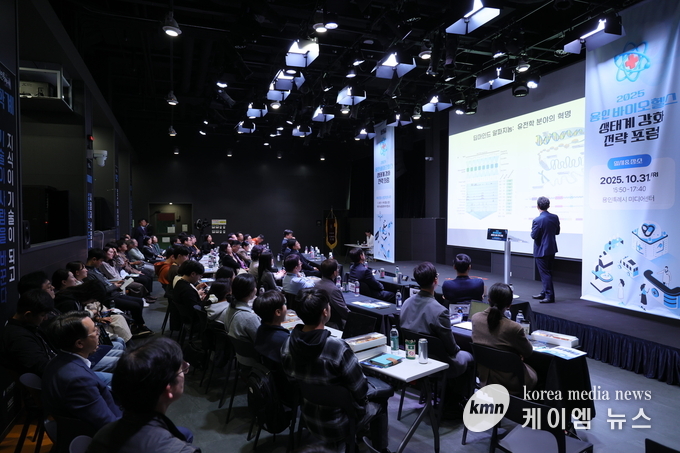 .KAIST AI대학원 예종철 교수는  'AI 디지털헬스 기술 트렌드에 대해 강연하고 있다.  사진/용인시산업진흥원 제공