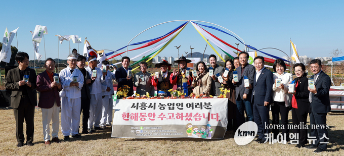 기념행사를 마치고 기념촬영을 하고 있다. 사진/ 경기도의회 제공