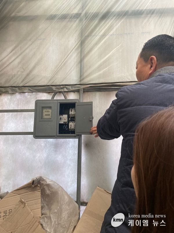 그린벨트 내 비닐하우스에 설치된 두꺼비집 전기 안전점검 중