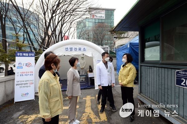 은수미 성남시장(맨오른쪽)은 31일 분당제생병원 선별진료소를 방문하여 의료진에게 대응 상황에 대한 설명을 듣고 있다.