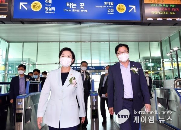 염태영 시장(오른쪽)과 김현미 국토교통부 장관이 사리역을 둘러보고 있다.