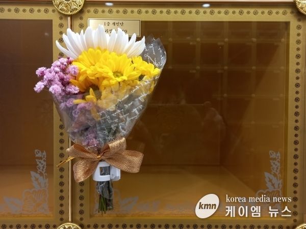 성남시 하늘누리 제2추모원 봉안함에 꽃꽂이 설치