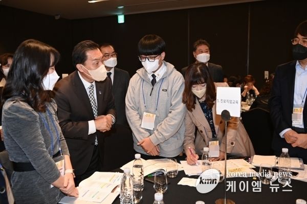 지난 10월27일 ‘2022 수원교육포럼’에 참석한 이재준 수원특례시장(왼쪽 두 번째)이 학생 등 참석자들과 대화를 나누고 있다.