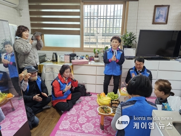 의왕 부곡동주민자치위원회, 독거어르신 생신상 차림 진행