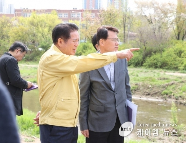 최대호 안양시장, 장마철 대비 학의천 준설 현장 시찰