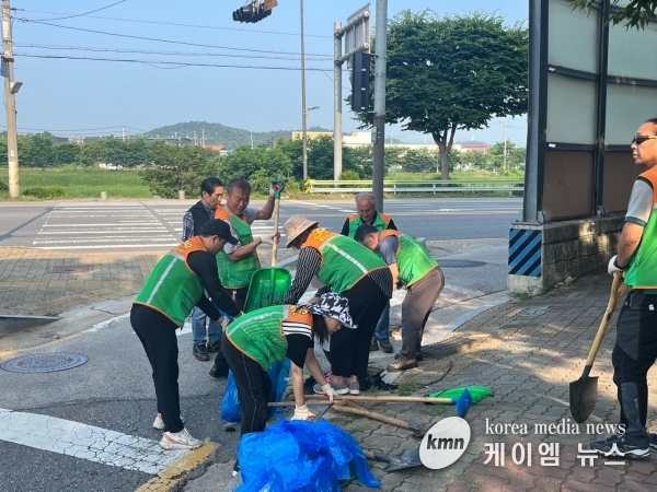 송내동 통장협의회, 지역자율방재단과 호우 대비 배수로 정화활동 실시