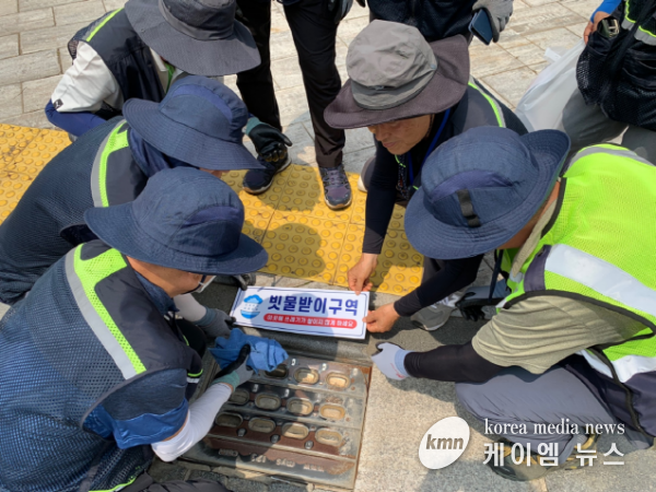수원시 행궁동 경기행복마을관리소, 빗물받이 구역에 쓰레기 투척 금지 스티커 부착