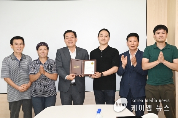 이재준 수원특례시장, 쓰러진 택배기사 위해 병원비 모금한 아파트 주민들 만나 감사 인사하고 표창 수여