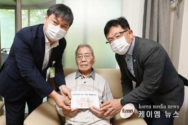 김현수 수원시 제1부시장, 오성규 애국지사에게 수원시 주민등록증 전달