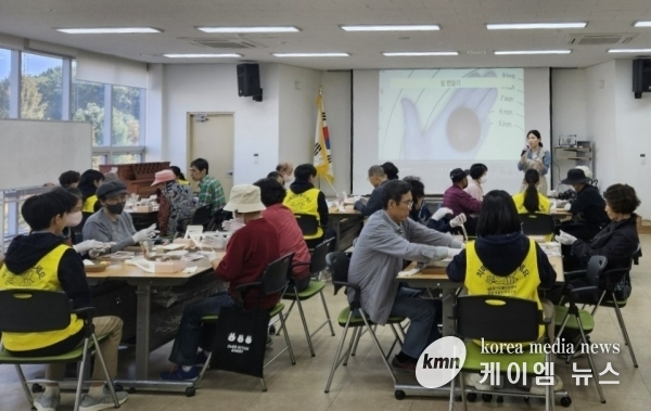 안양시, 치매 환자 문화 프로그램 ‘꽃과 도자기’ 성황리에 마쳐