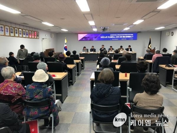 전라북도 자치행정국은 한해 동안 ‘새로운 전북을 향한 상생과 균형의 자치도정 실현’이라는 목표를 세우고 ‘도정의 안정적 지원과 실질적 협치행정’을 위해 전력을 다한 한해였다고 밝혔다. 민선8기 들어 첫 번째 도지사 시군방문과 전주·완주 상생협력사업의 속도감 있는 추진 등을 통해 시·군과의 협력적 네트워크를 강화했고 일·가정 양립의 조직문화 조성과 내부적 역량강화 지원을 통해 민선8기 2년차 도정 운영을 뒷받침하며 “새로운 전북” 비전을 확산·공유했다.