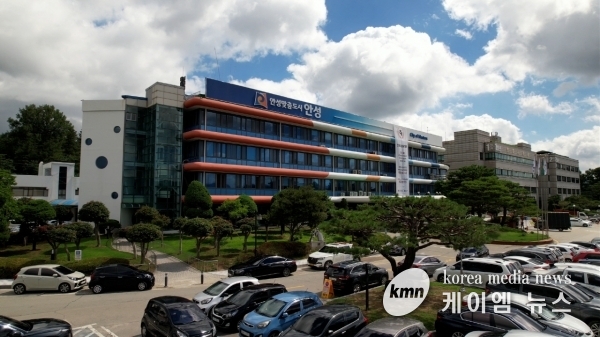 안성시, 개 불법사육장서 64마리 개 긴급 구조
