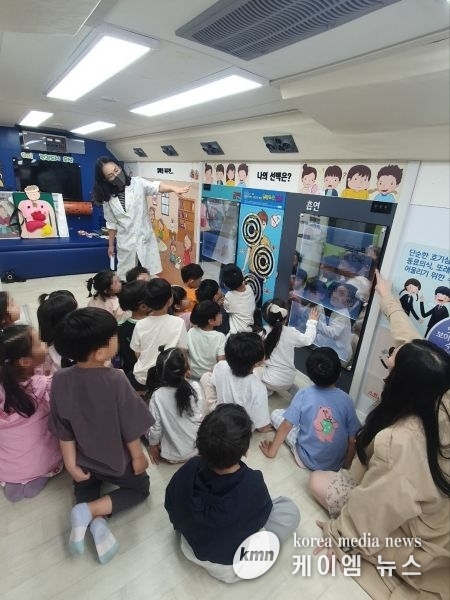 오산시 보건소, 금연버스와 함께 체험형 흡연 예방 교육 실시