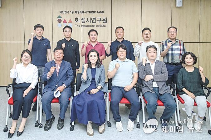 화성시의회 기획행정위원회 의원과 관계자 단체 사진