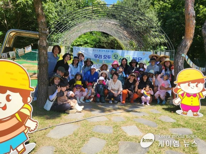 화성시, ‘논 산책, 텃밭여행 프로그램’고사리 손 모내기 체험 실시