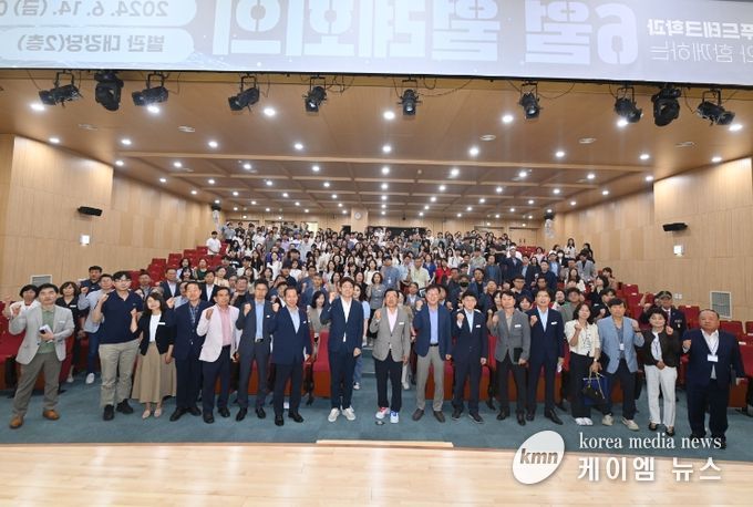 14일 하남시청 별관 대강당에서 열린 6월 월례회의 후 이현재 하남시장(사진 가운데)과 ‘푸드테크 산업의 미래’를 주제로 특별강연한 이기원 서울대학교 교수(사진 가운데 왼쪽)가 참석자들과 함께 기념촬영을 하고 있다.