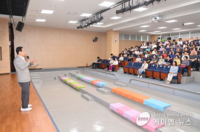 이현재 하남시장이 17일 미사도서관 미사홀에서 열린 ‘(가칭)하남시어린이도서관 건립 주민설명회’에서 인사말을 하고 있다.