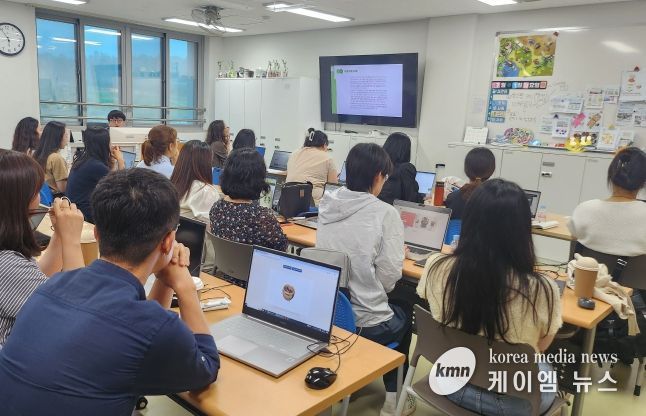 7월 2일 인천서희학교에서 특수교사 23명이 구글 익스페리먼트를 활용한 수업 설계 연수에 참가하고 있다.