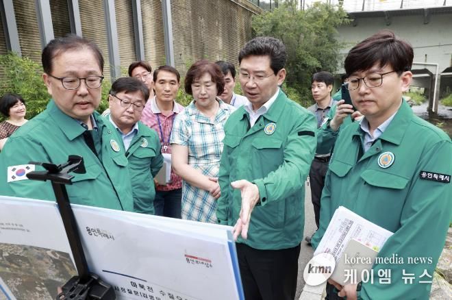 이상일 용인특례시장이 11일 마북천 현장을 방문해 수질개선 현황과 시민의 안전 여부를 직접 확인했다