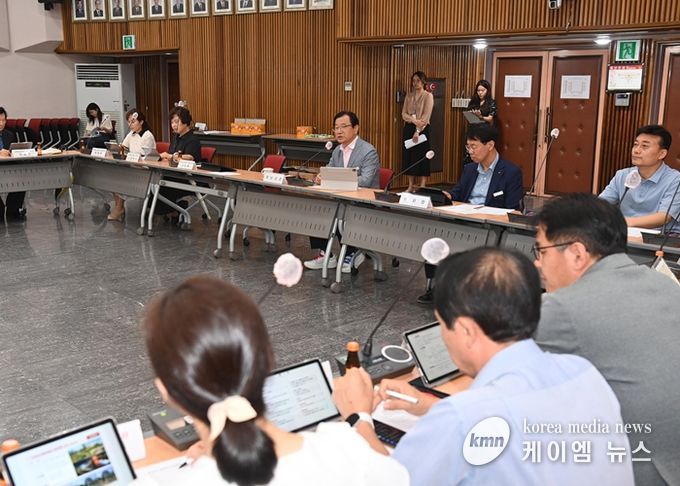 이현재 하남시장이 18일 시청 대회의실에서 열린 ‘제4회 정기회의 및 성과공유회’에서 인사말을 하고 있다.