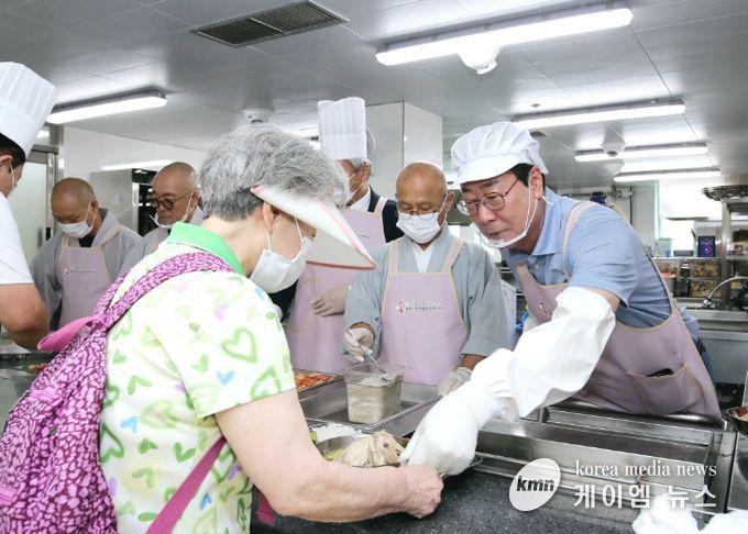 정명근 화성시장 말복 맞이 노인복지관 경로식당 배식봉사 활동