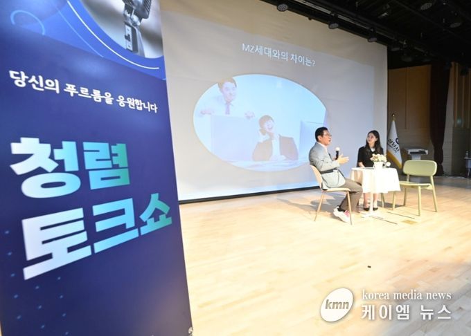 이현재 하남시장이 16일 하남시청 별관 대강당에서 열린 청렴 토크콘서트에서 공직자들과 질의응답을 주고받고 있다.