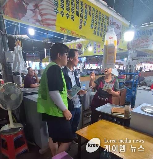 성남시 중원구청 공무원이 지난 8월 19일 모란민속5일장에서 상인에 쓰레기 분리배출에 관한 홍보 활동 중이다