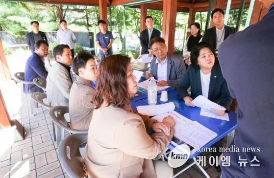 안산시의회 도시환경위원회가 지난 8월 30일 백운공원 썰매장을 방문해 무빙워크 교체공사와 관련한 현장활동을 실시하고 있다.