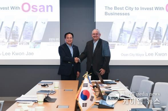 이권재 오산시장이 추가 투자 유치 건의 설명회를 마치고 램리서치 패트릭 로드 부사장 겸 최고 운영 책임자와 기념촬영을 하는 모습