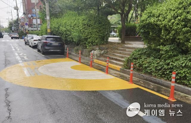 내동어린이공원 출입구에 설치된 어린이보행안전시설(노란무지개)