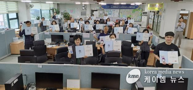 명예사회복지공무원 위촉장과 스마트 온(溫)부천 APP 홍보자료를 들고 있는 한전MCS 부천지점 종사자들