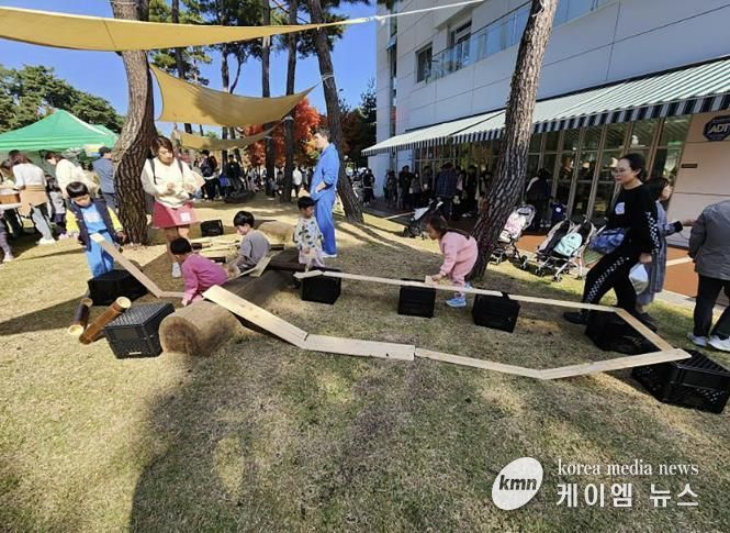 지난해 10월 성남시육아종합지원센터(실외)에서 열린 육아데이 행사 때 나무 자동차 놀이 중이다