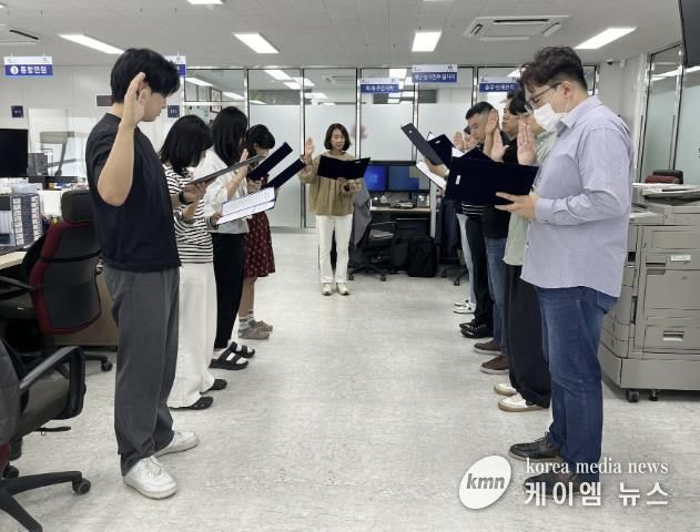 이진수 교문1동장 주재로 전 직원이 친절 다짐 선언문을 낭독하고 있다.