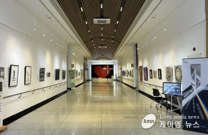 단체전(비껴보는 태도)