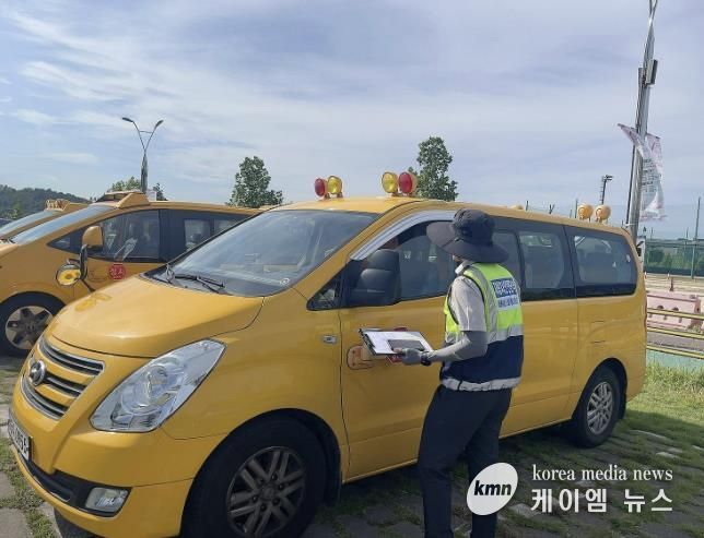 합동점검반이 어린이통학버스의 관련 법규 준수 여부를 확인하고 있다.