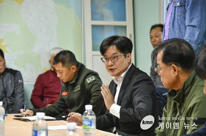 김병수 시장은 지난 22일 하성면 시암2리 마을회관에서 북측 대남확성기 소음에 따른 피해 주민들과의 간담회를 가진 바 있다.