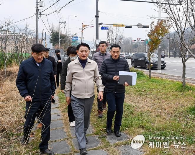 김동근 시장이 12월 2일 2025년 맨발길 사업 대상지를 점검하고 있다.