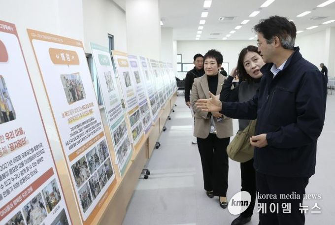 이동환 고양특례시장이 ‘2024 마을공동체 한마당’전시물을 둘러보고 있다.