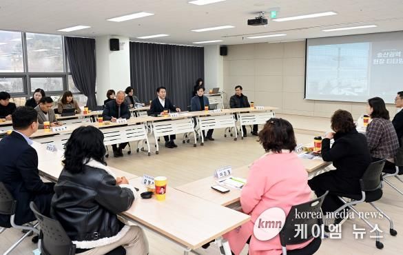 김동근 시장이 12월 11일 고산동주민센터에서 ‘송산권역 현장 티타임’을 진행하고 있다.