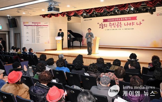 김동근 시장이 12월 12일 신곡노인종합복지관 송년발표회에 참석해 인사말을 하고 있다.