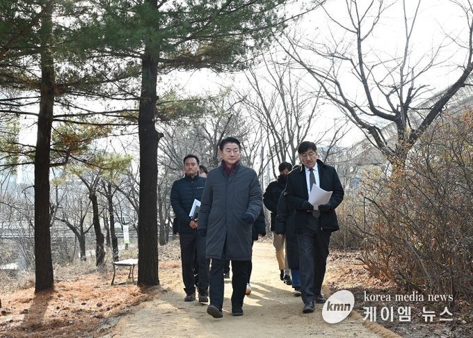 김동근 시장이 12월 13일 부용천 녹지대에 조성을 마친 오솔길 현장을 점검하고 있다.