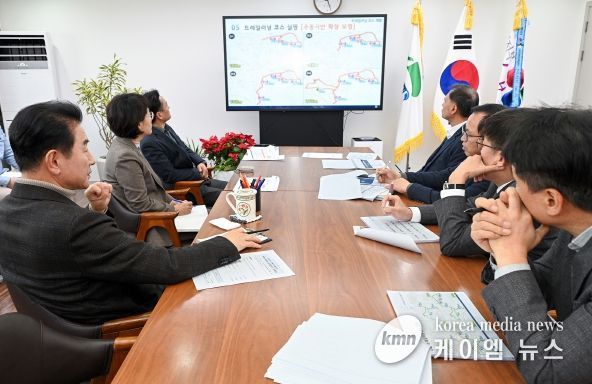 김동근 시장이 12월 13일 시장실에서 ‘제6차 걷고 싶은 도시 전략회의’를 진행하고 있다.