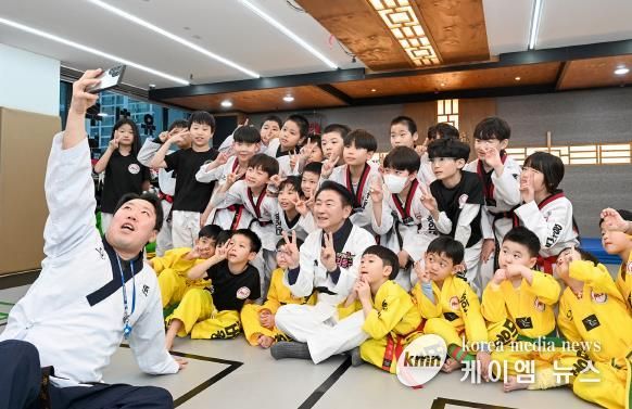 김동근 시장이 12월 19일 ‘민생 속으로’ 프로그램의 일환으로 ‘용인대No.1 태권도장’을 찾아가 아이들과 기념사진을 찍고 있다.